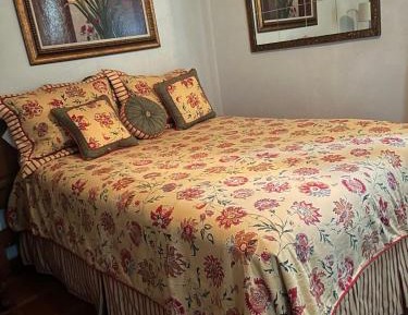 Deluxe Queen Suite