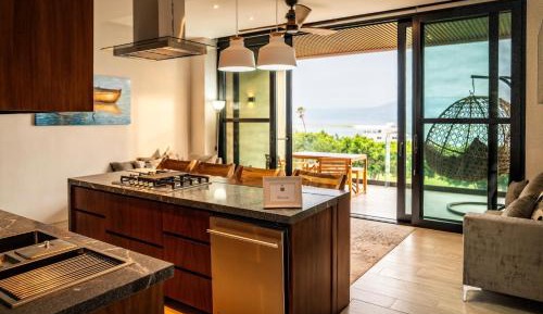 One-Bedroom Apartment with Lake View