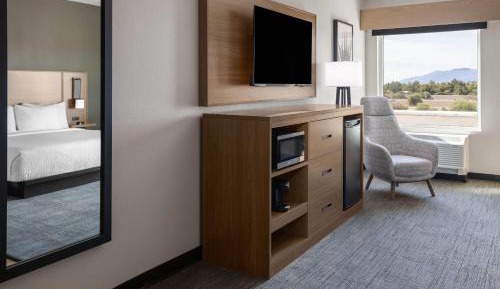 Deluxe King Room with Roll-in Shower - Mobility Access/Non-Smoking