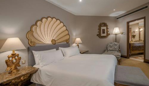 Junior King Suite with Sofa Bed