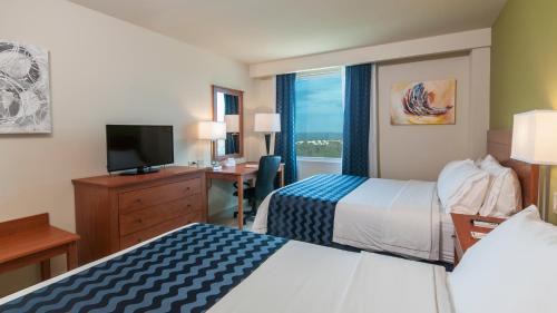 Standard Queen Room with Two Queen Beds and Sea View