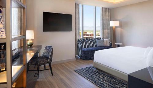 King Studio Suite with Balcony - Mountain View