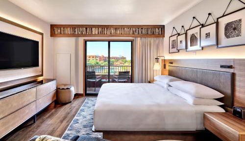 Deluxe Guest room, 1 King, Pool view