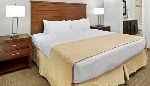 3 BEDROOM 1 KING 2 QUEEN SUITE HEARING ACCESS