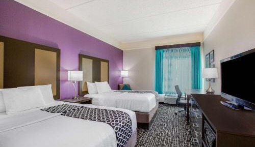 Queen Room with Two Queen Beds and Bathtub with Grab Bars - Mobility and Hearing Access/Non-Smoking