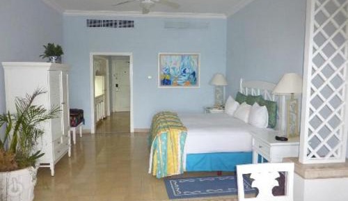 One-Bedroom Suite with Balcony and Kitchen