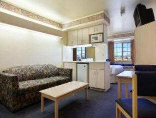 King Suite with Sofa Bed and Kitchen