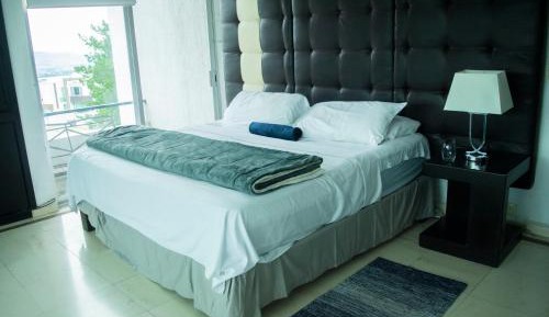 Deluxe Queen Suite