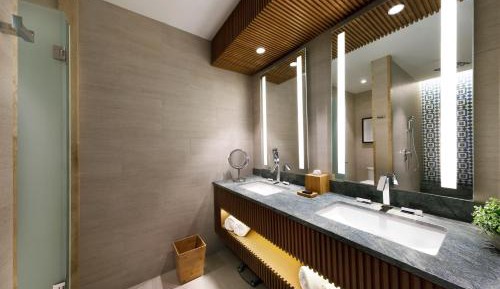 Deluxe Partial Ocean View King