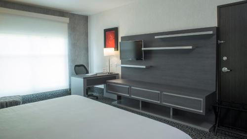 Standard King Room with Mobility Accessible Roll-In Shower