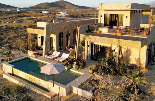 Cerritos Villa | Luxury 4 BR Oasis Retreat in the Desert - Pool