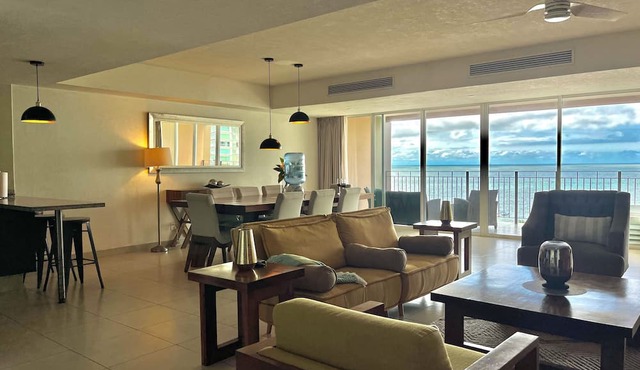 ✪Stylish Beachfront Condo ✪Trendy location ✪Private jacuzzi @balcony