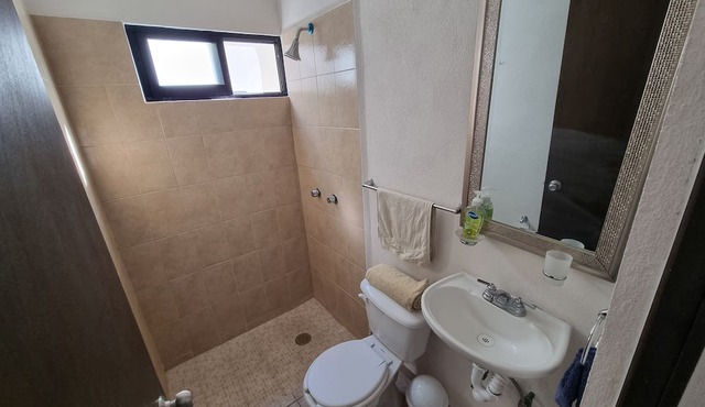 Spacious House With Pool and Parking, Wi-Fi - Up to 14 Guests