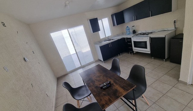 House With Swimming Pool, Full Kitchen, Wi-Fi, Free Parking, Up to 6 Guests